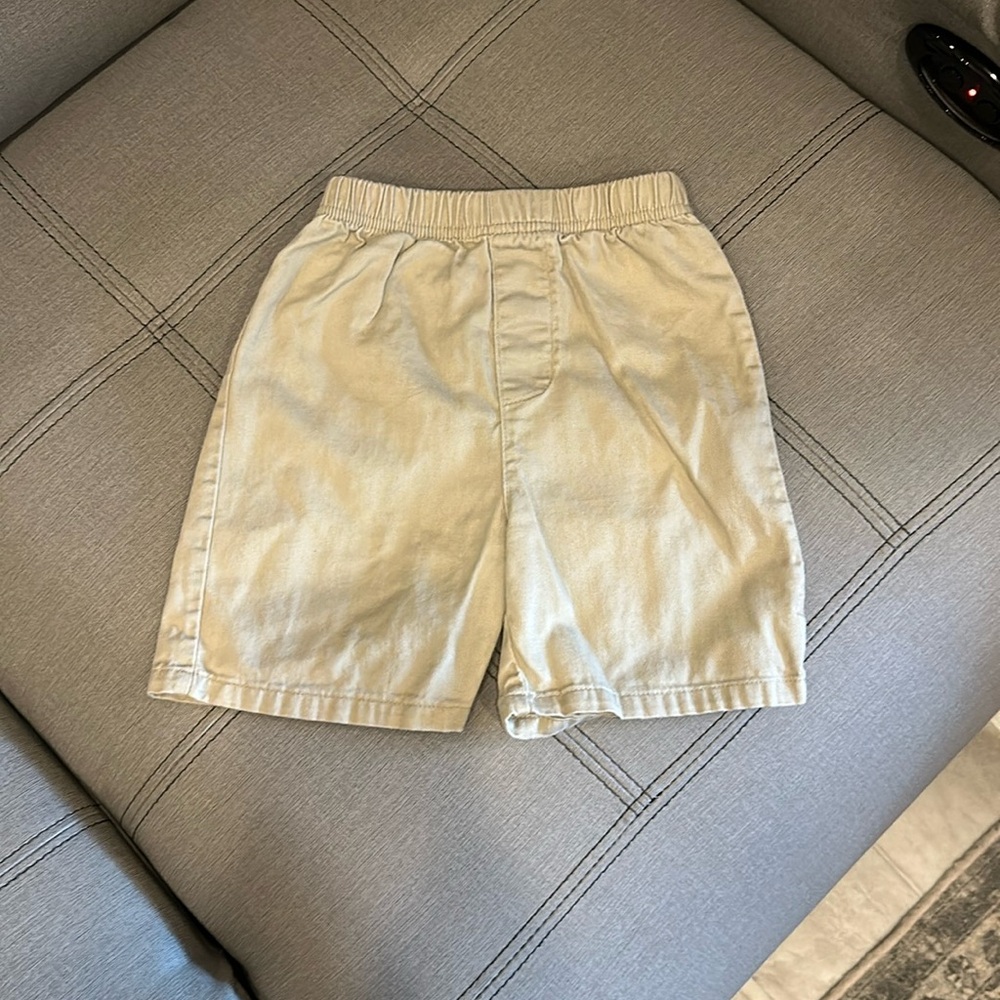 🏡GUC 18 month khaki shorts
